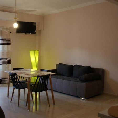 The Victoria Square Apartments Athena Bagian luar foto