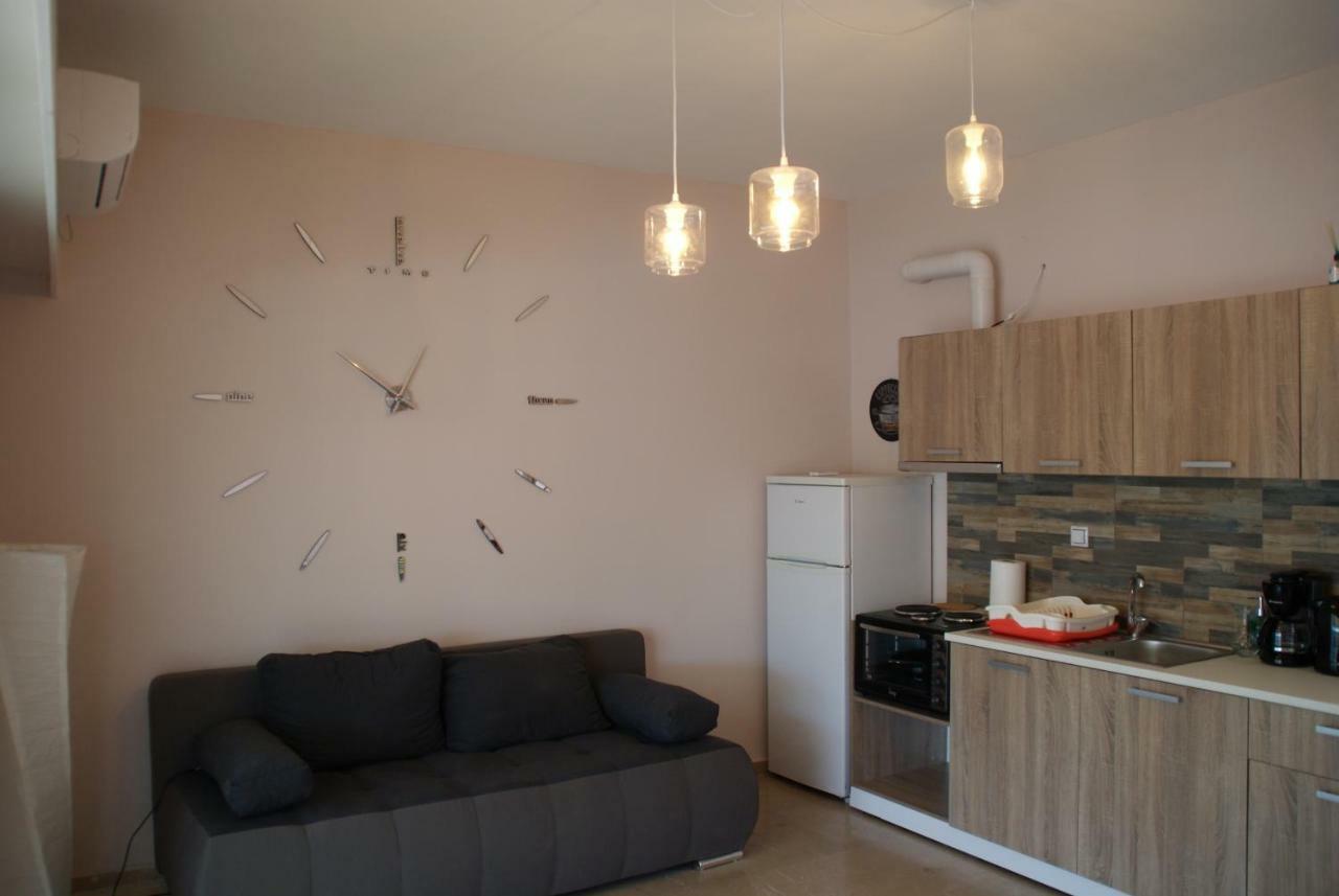 The Victoria Square Apartments Athena Bagian luar foto