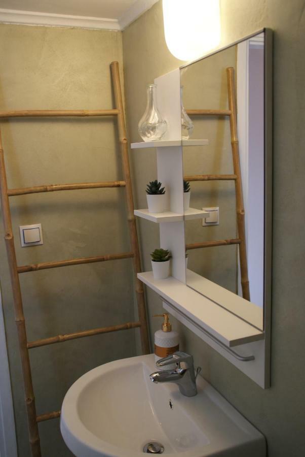The Victoria Square Apartments Athena Bagian luar foto